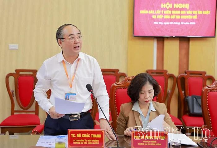 Lãnh đạo Trường Đại học Hùng Vương phát biểu tại hội nghị.