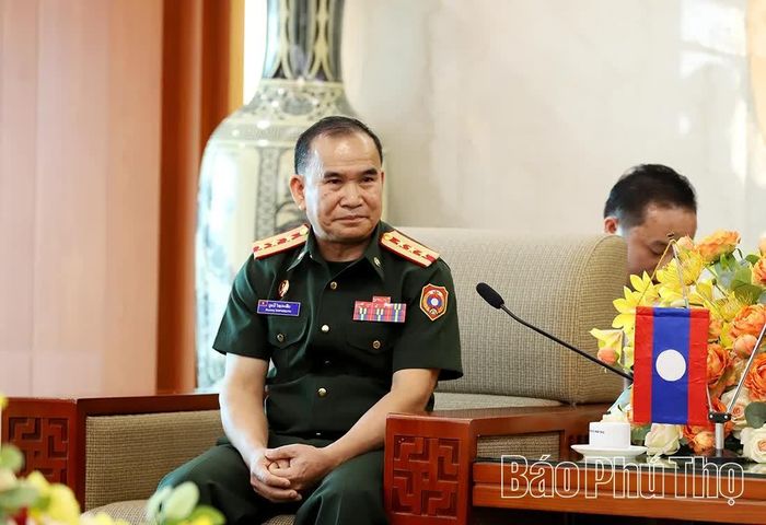 Đại tá Bùn-my Xay-pạ-sợt, Chỉ huy trưởng Bộ CHQS tỉnh Luông Nậm Thà phát biểu tại buổi làm việc.