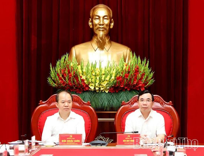 Đồng chí Bùi Hoài Sơn – Phó Trưởng Ban Tuyên giáo Trung ương và đồng chí Bùi Huy Vĩnh – Phó Bí thư Tỉnh ủy Phú Thọ chủ trì buổi làm việc.
