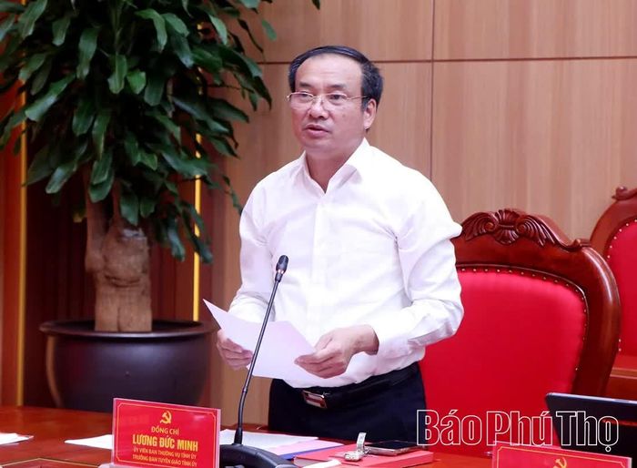 Đồng chí Trưởng Ban Tuyên giáo Tỉnh ủy Lương Đức Minh trình bày báo cáo tại hội nghị.