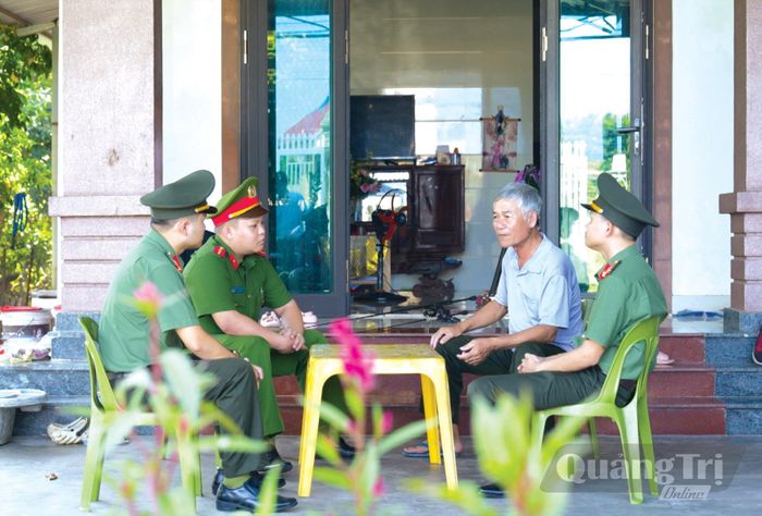 Công an phường Đồng Thuận thường xuyên gặp gỡ người dân trên địa bàn để chủ động nắm bắt tình hình - Ảnh: Q.V