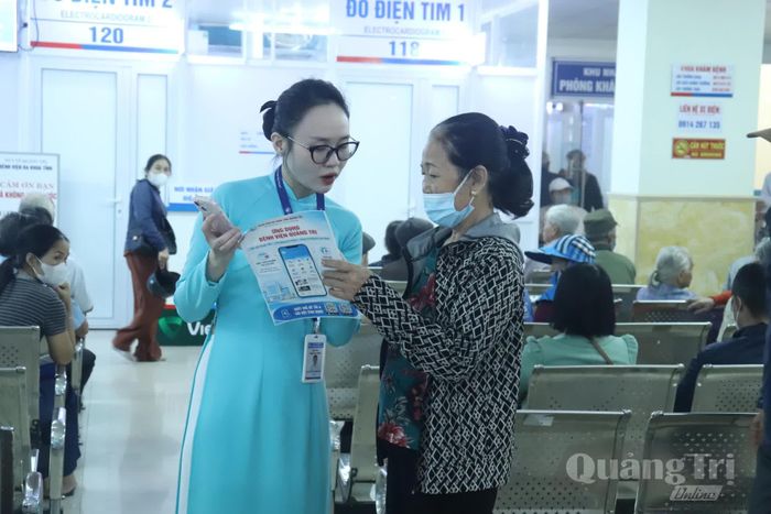 Nhân viên bệnh viện hướng dẫn bệnh nhân cách cài đặt ứng dụng Bệnh viện Quảng Trị - T.P
