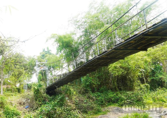 Mặt dưới cầu treo Đồng Tân đã hư hỏng rất nhiều - Ảnh: X.V