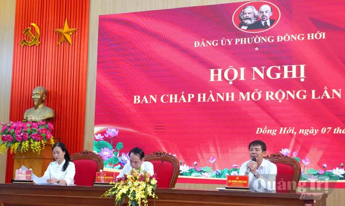 Các đồng chí trong Thường trực Đảng ủy phường Đồng Hới điều hành hội nghị - Ảnh: H.Tr