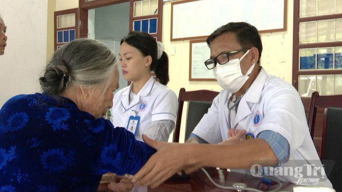 Bác sỹ Võ Văn Uy khám bệnh cho người dân - Ảnh: N.T