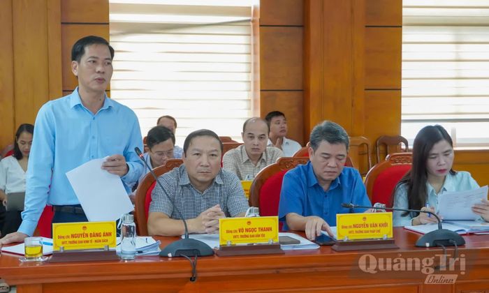 Đại biểu báo cáo tại phiên họp - Ảnh: N.H