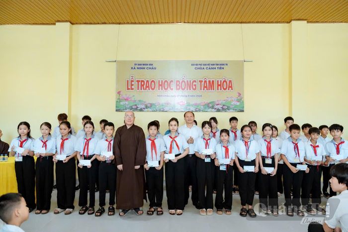Trao học bổng Tâm Hòa cho các em học sinh tỉnh Quảng Trị - Ảnh: A.M