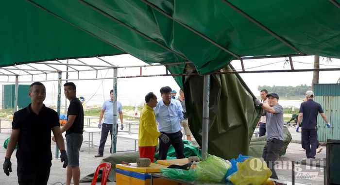 Các hộ kinh doanh tại khu vực bãi biển Nhật Lệ chủ động tháo dỡ công trình hàng quán - Ảnh: H.Tr