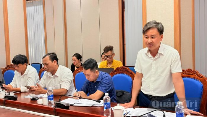 Đại diện lãnh đạo Ngân hàng Nông nghiệp và Phát triển nông thôn-Chi nhánh Hướng Hóa cam kết tài trợ giải thưởng cho hội thi - Ảnh: Hoàng Hùng