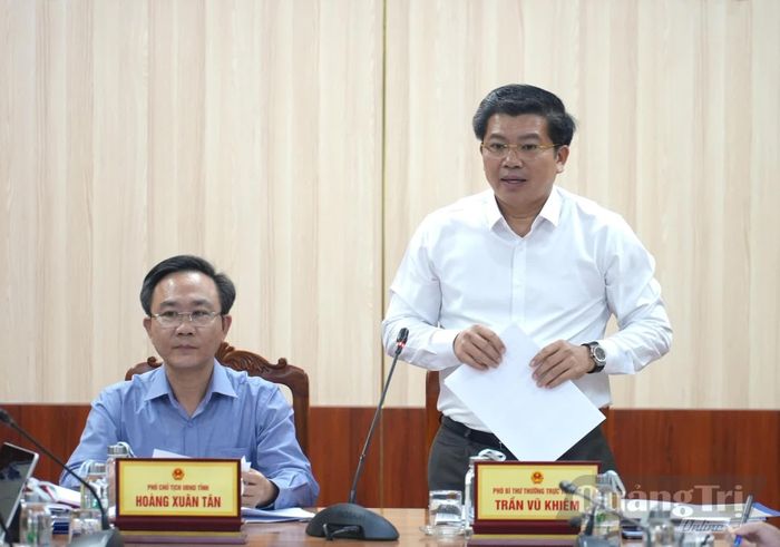 Đồng chí Trần Vũ Khiêm, Phó Bí thư Thường trực Tỉnh ủy, Trưởng đoàn ĐBQH tỉnh yêu cầu chủ đầu tư lựa chọn nhà thầu đủ năng lực để thực hiện các dự án - Ảnh: T.Đ