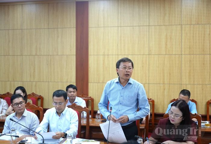 Đại diện lãnh đạo Ban Quản lý Dự án đầu tư xây dựng công trình dân dụng công nghiệp và hạ tầng kỹ thuật báo cáo tiến độ thực hiện các dự án tại buổi làm việc - Ảnh: T.Đ
