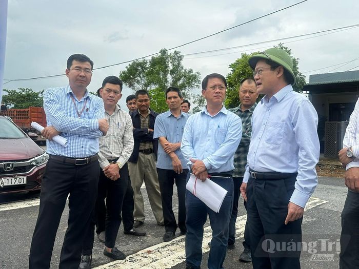 Đồng chí Phan Phong Phú, Phó Chủ tịch UBND tỉnh chỉ đạo đẩy nhanh tiến độ thực hiện dự án, bảo đảm đúng kế hoạch - Ảnh: V.A