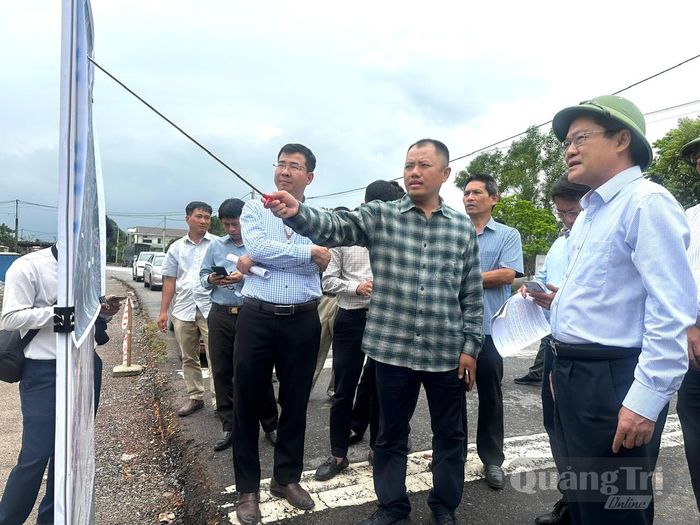 Đồng chí Phan Phong Phú, Phó Chủ tịch UBND tỉnh nghe nhà thầu báo cáo tiến độ dự án - Ảnh: V.A