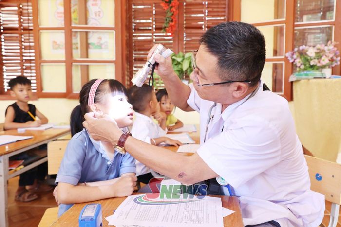 Bác sĩ Trạm Y tế xã Song Khủa khám sức khỏe cho học sinh Trường Tiểu học và THCS Song Khủa.