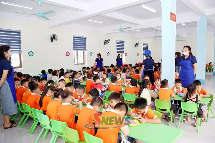 Giờ ăn bán trú của học sinh Trường Mầm non Chiềng Cơi, phường Chiềng Cơi.