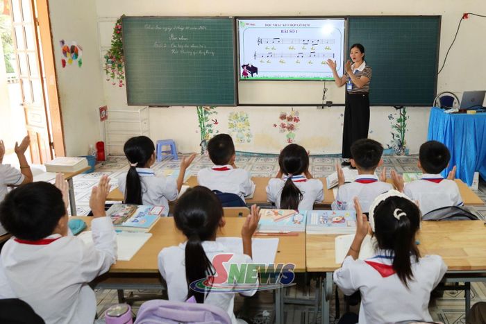 Tiết học âm nhạc của cô và trò Trường Tiểu học Chiềng Mung.