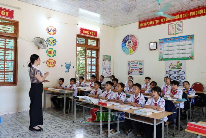 Một buổi sinh hoạt ngoại khóa của các em học sinh phân hiệu Hoàng Văn Thụ, trường Tiểu học Chiềng Mung.