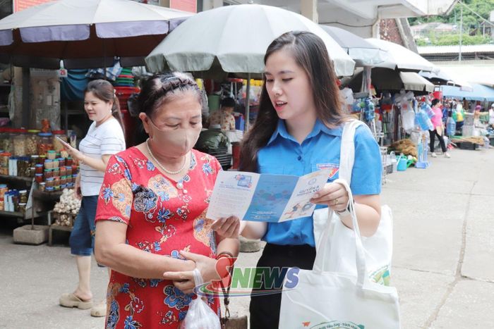 Phát tờ rơi tuyên truyền pháp luật về bảo vệ quyền tiêu dùng tại chợ 7-11.