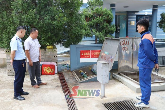 Đội quản lý thị trường số 1 kiểm tra tại cửa hàng xăng dầu trên địa bàn phường Chiềng Sinh.