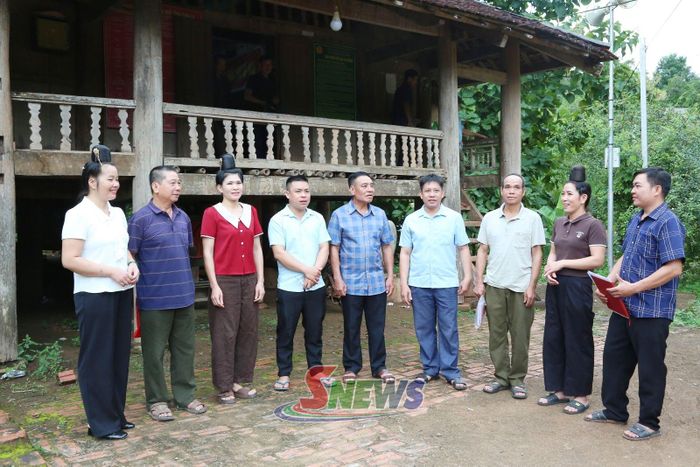 Các đảng viên Chi bộ Huổi Mong, xã Chiềng Hặc trao đổi về công tác phát triển đảng viên.