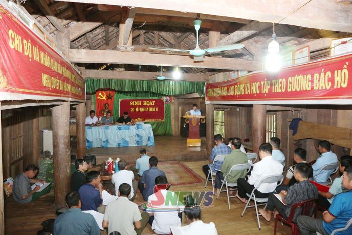 Chi bộ bản Huổi Mong, xã Chiềng Hặc tổ chức sinh hoạt định kỳ hằng tháng.