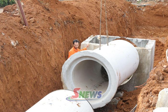 Thi công hạng mục cống thoát nước dự án giao thông từ tiểu khu 26/3 đến tiểu khu 10.
