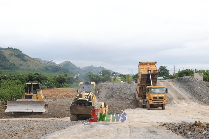 Thi công tuyến đường từ tiểu khu 26/3 đến tiểu khu 10.
