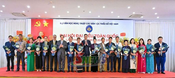 Ban Chấp hành Hội Văn học nghệ thuật các dân tộc thiểu số Việt Nam khóa VII, nhiệm kỳ 2026-2031 ra mắt Đại hội.