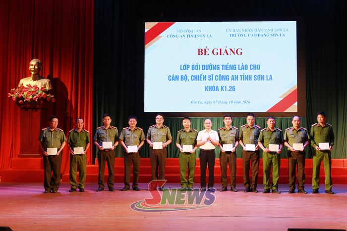 Lãnh đạo Trường Cao đẳng Sơn La trao chứng chỉ hoàn thành khóa học cho các học viên.