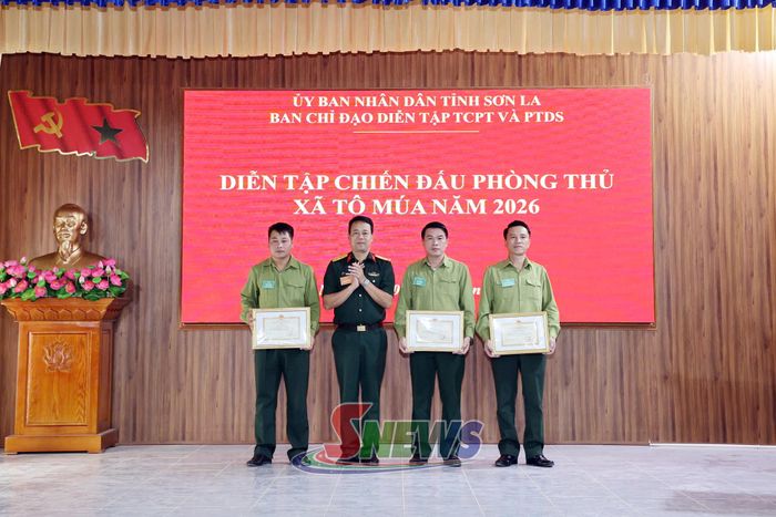Bộ CHQS tỉnh tặng giấy khen cho các tập thể, cá nhân đạt thành tích xuất sắc trong diễn tập.