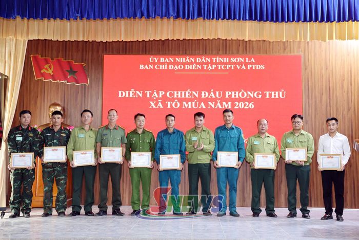 UBND xã Tô Múa tặng giấy khen cho các cá nhân đạt thành tích xuất sắc trong diễn tập.