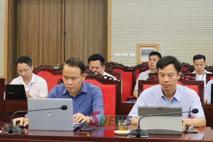Các đại biểu tham dự cuộc họp.
