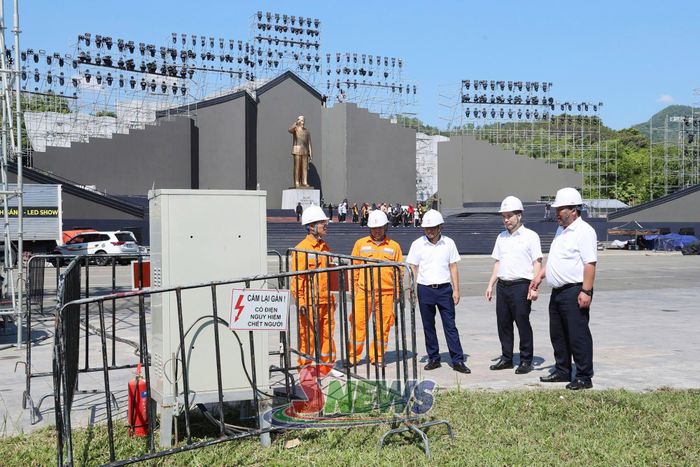 Lãnh đạo Công ty Điện lực Sơn La chỉ đạo công tác chuẩn bị đảm bảo cấp điện an toàn cho Lễ hội.