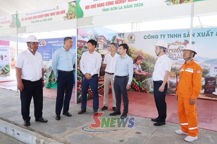 Đồng chí Phó Chủ tịch UBND tỉnh kiểm tra công tác chuẩn bị Hội chợ triển lãm sản phẩm công nghiệp nông thôn tiêu biểu.
