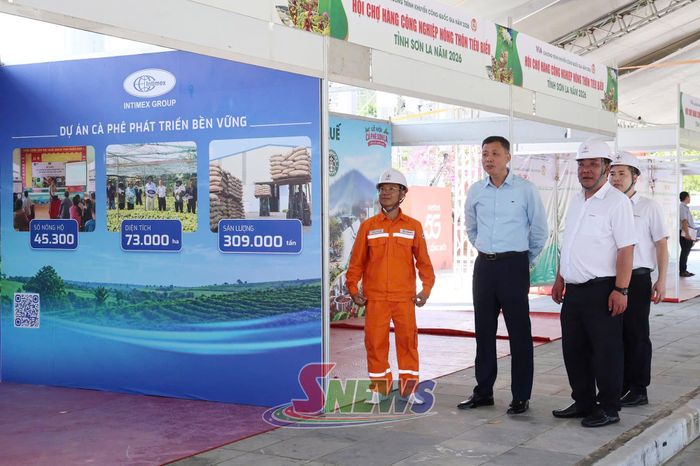 Đồng chí Phó Chủ tịch UBND tỉnh kiểm tra công tác chuẩn bị Hội chợ triển lãm sản phẩm công nghiệp nông thôn.