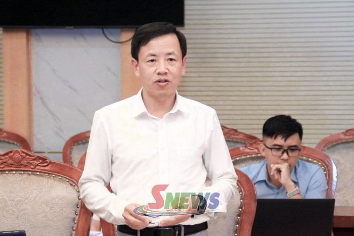 Lãnh đạo Báo và Phát thanh, truyền hình Sơn La phát biểu tại cuộc họp.
