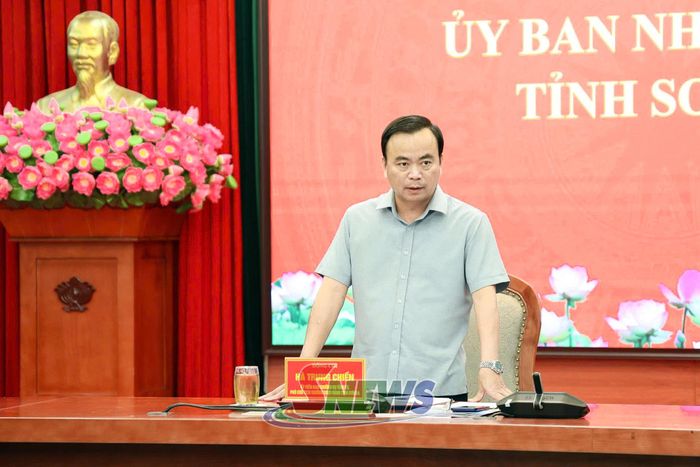 Đồng chí Hà Trung Chiến, Ủy viên Ban Thường vụ Tỉnh ủy, Phó Chủ tịch Thường trực UBND tỉnh phát biểu tại cuộc họp.