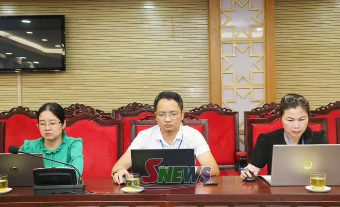 Các đại biểu tham dự cuộc làm việc.