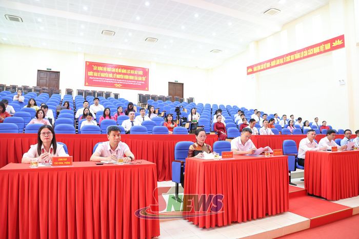 Các đại biểu tham dự lễ khai giảng.