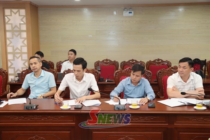 Thành viên đoàn giám sát dự cuộc làm việc.