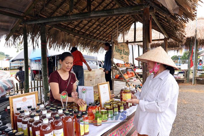 Các sản phẩm OCOP được giới thiệu tại chợ phiên.