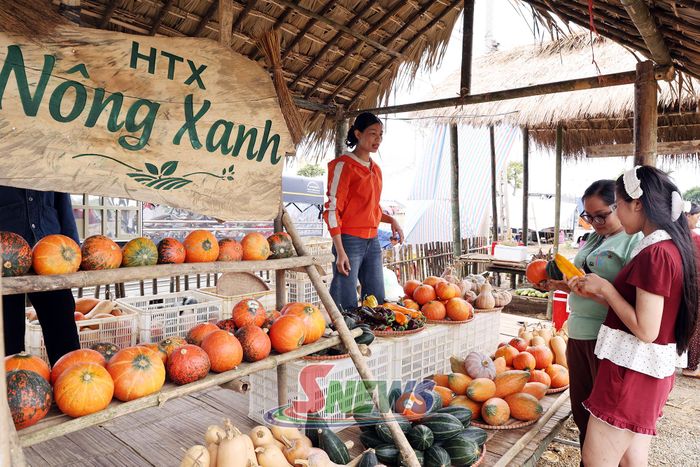Các sản phẩm nông sản sạch được nhiều du khách yêu thích.