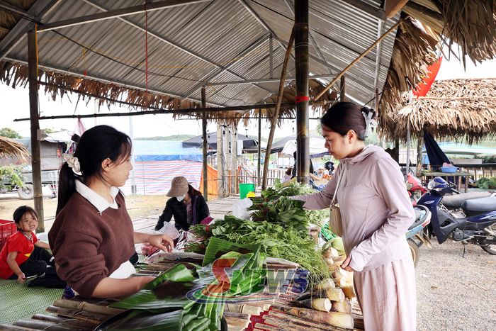 Rau, củ, quả do bà con tự sản xuất được bày bán tại chợ phiên.