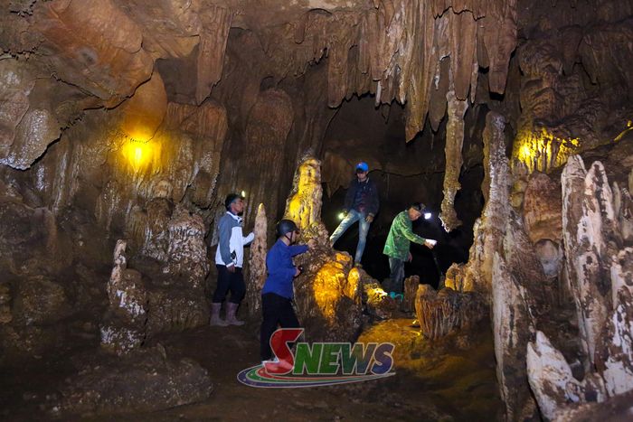 Du khách khám phá hang Tà Ẻn 3, bản Keo Muông, xã Phiêng Khoài.