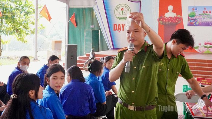 Trang bị các kiến thức về phòng, chống ma túy cho học sinh tại Trường THPT Trung Sơn.