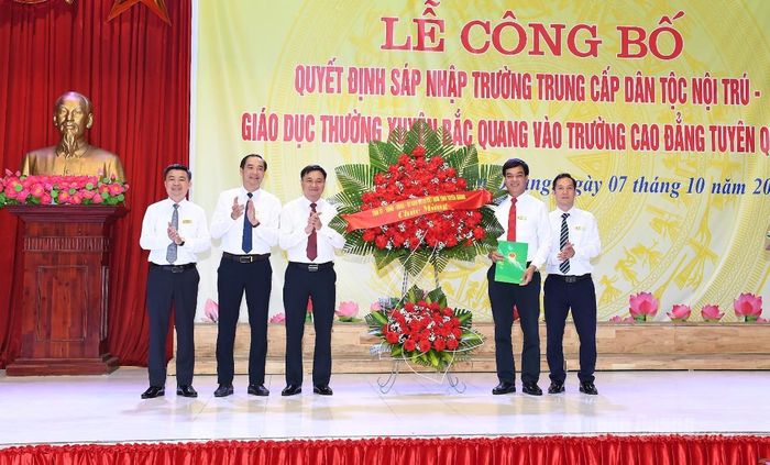 Đồng chí Phó Chủ tịch UBND tỉnh Đỗ Anh Tuấn trao Quyết định, tặng hoa chúc mừng Trường Cao đẳng Tuyên Quang.