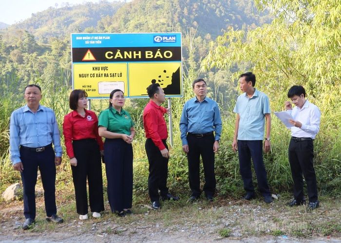 Phó Bí thư Tỉnh ủy, Chủ tịch Ủy ban MTTQ Việt Nam tỉnh Ma Thế Hồng kiểm tra vị trí nguy cơ sạt lở cao khu vực Trường Mầm non Tân Tiến phân hiệu Bản Nhùng.
