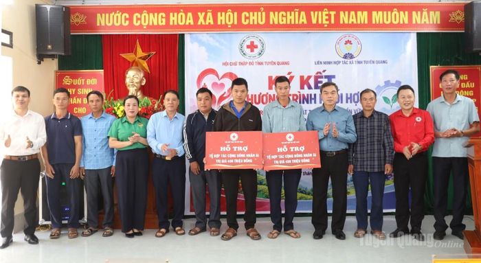 Phó Bí thư Tỉnh ủy, Chủ tịch Ủy ban MTTQ Việt Nam tỉnh Ma Thế Hồng trao biển biểu trưng số tiền hỗ trợ sinh kế cho 2 Tổ hợp tác ở xã Tân Tiến và Thàng Tín.