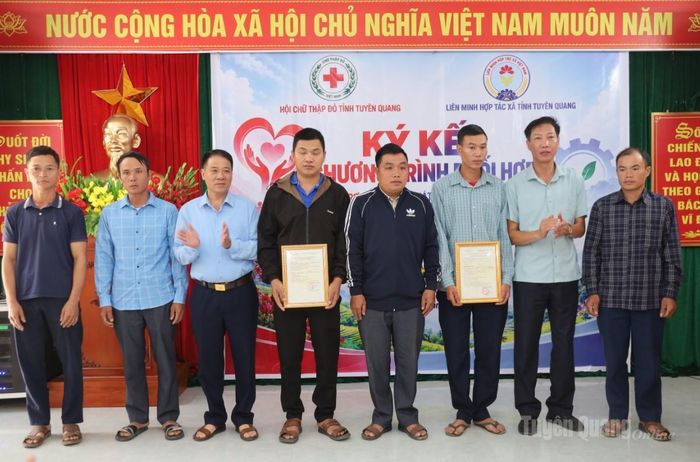 Lãnh đạo 2 xã Tân Tiến và Thàng Tín trao quyết định thành lập 2 Tổ Hợp tác cộng đồng Nhân ái.