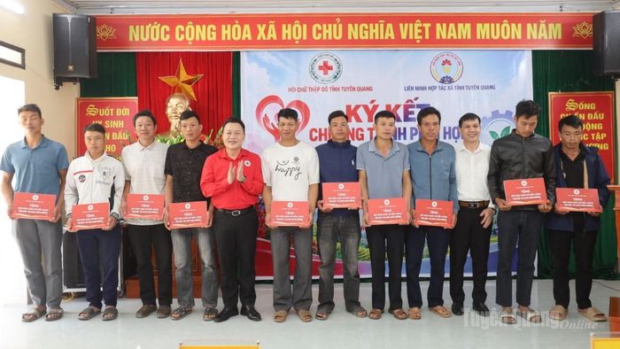 Lãnh đạo Hội Chữ thập đỏ tỉnh và Liên minh Hợp tác xã tỉnh trao kinh phí hỗ trợ sinh kế cho các hộ hoàn cảnh khó khăn là thành viên của 2 Tổ Hợp tác cộng đồng Nhân ái, mức hỗ trợ 15 triệu đồng/hộ.